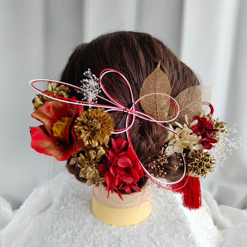 紅白の水引と赤い椿の髪かざり タイトシニヨン シニヨンヘア 卒業式