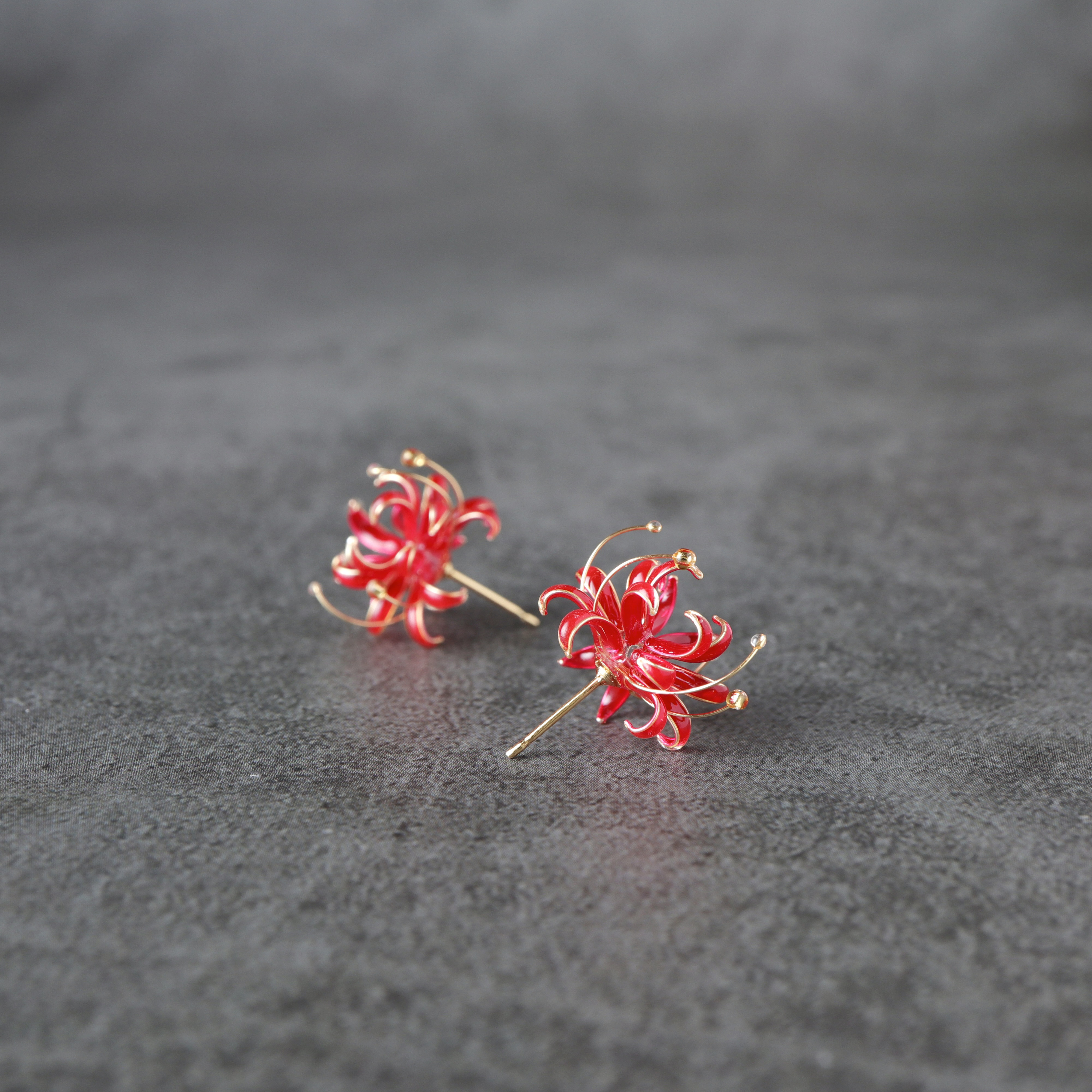 彼岸花 －Spider lily－ ピアス（スタッド・一粒） Fleurage