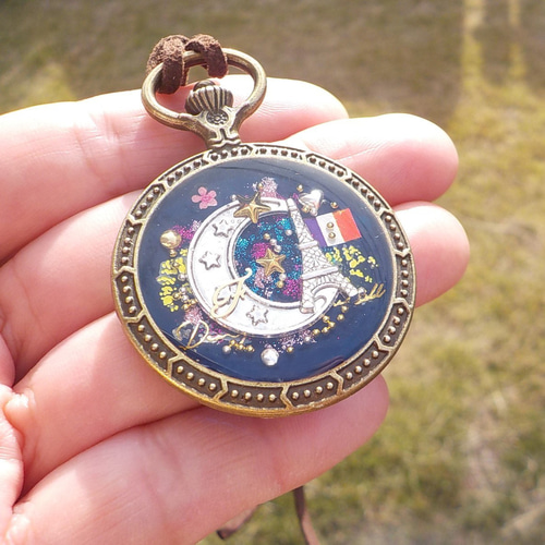 レジンアクセサリー アンティーク風 懐中時計 エッフェル塔と三日月の