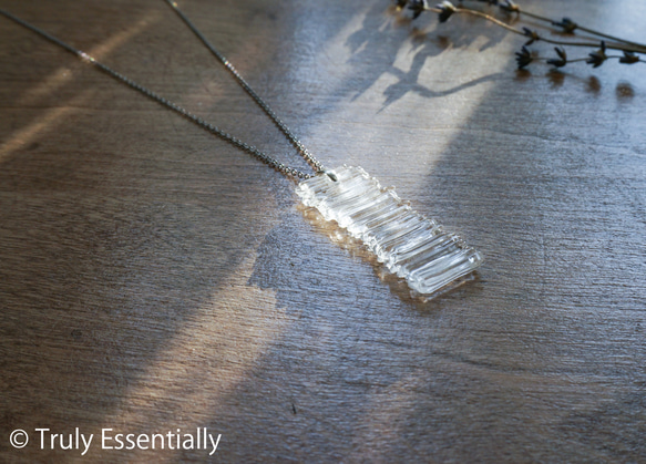 無色透明ストライプガラスのネックレス -「灯りのたね 」● 約50X15 (mm)・横ストライプ 3枚目の画像