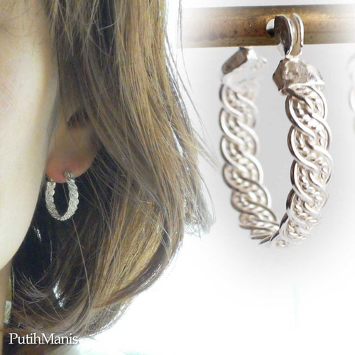 三つ編みリングのフープピアス silver925 (p-12-si) ピアス（フープ