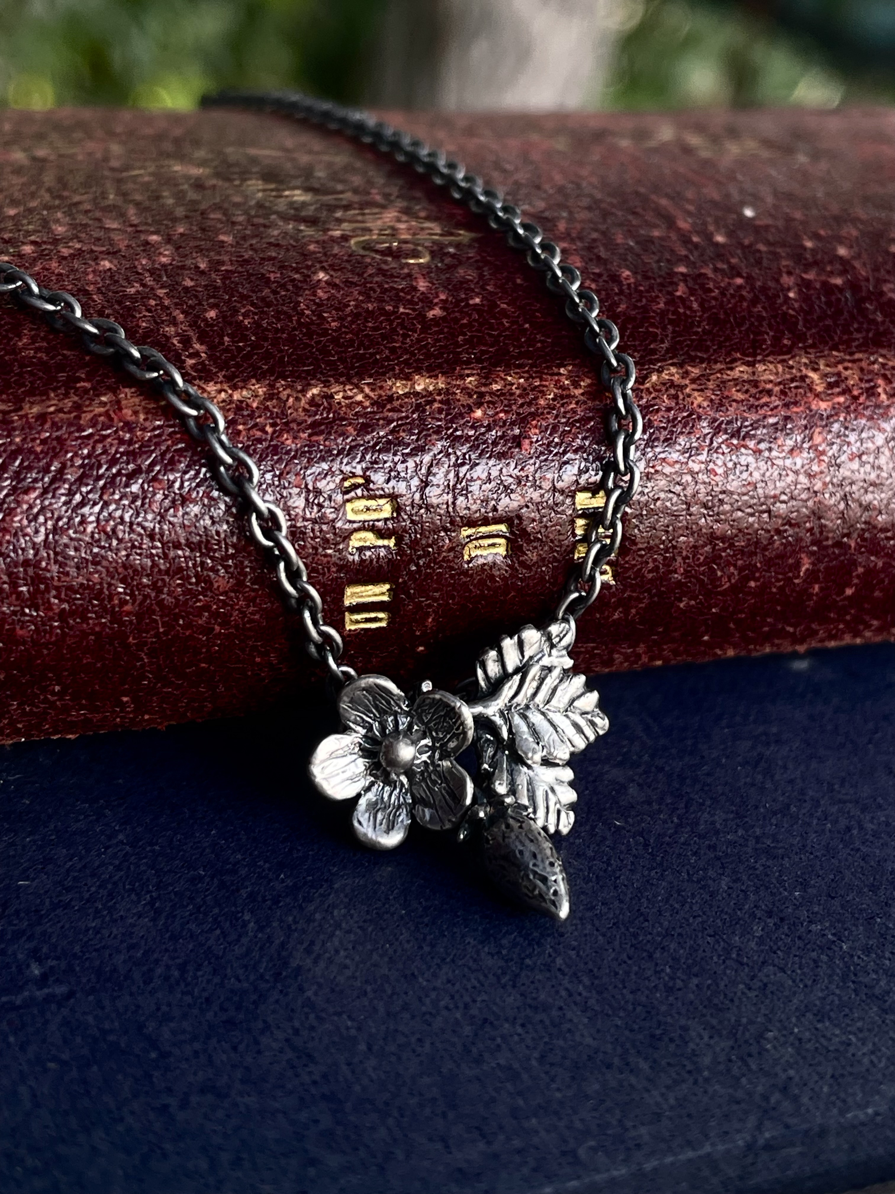 秋の旬？苺ネックレス　いちごが揺れる　ユニーク　個性的　面白　つけっぱなし　華奢　シルバー925　クセつよ　独創的