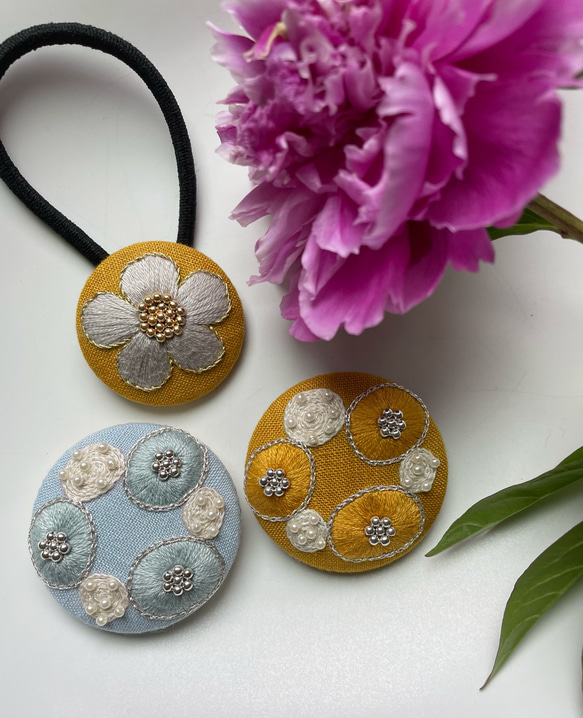 【再販・受注制作】刺繍ヘアゴム お花(淡いグレー) 6枚目の画像