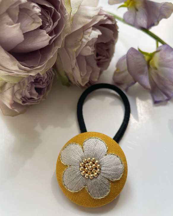 【再販・受注制作】刺繍ヘアゴム お花(淡いグレー) 5枚目の画像