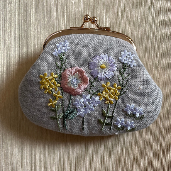 （両面刺繍）刺繡がまぐち　オレンジポピーと黄色の小花　リネン 1枚目の画像