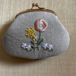 （両面刺繍）刺繡がまぐち　オレンジポピーと黄色の小花　リネン 2枚目の画像