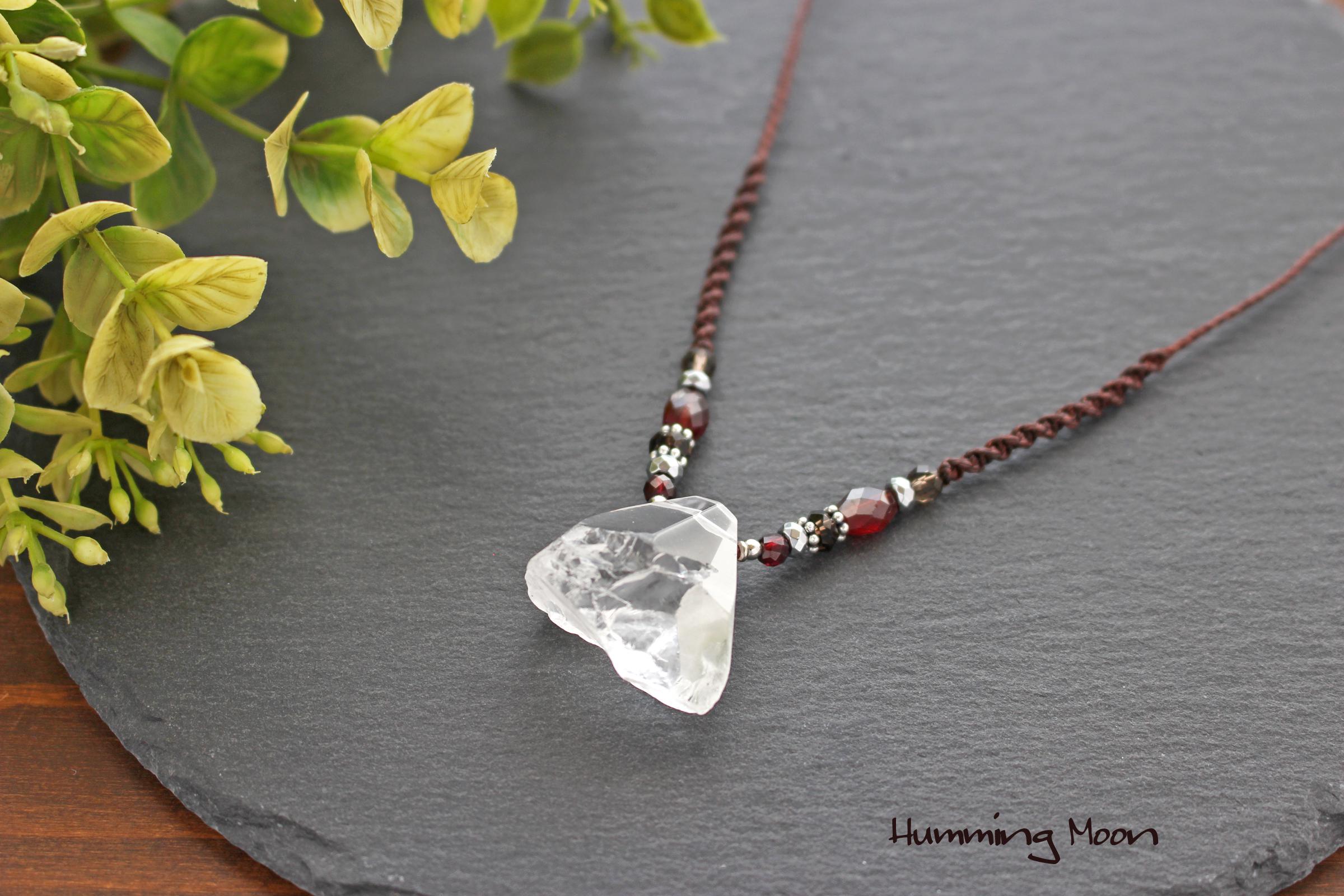 ラフカットクリスタルとガーネットのペンダントネックレス