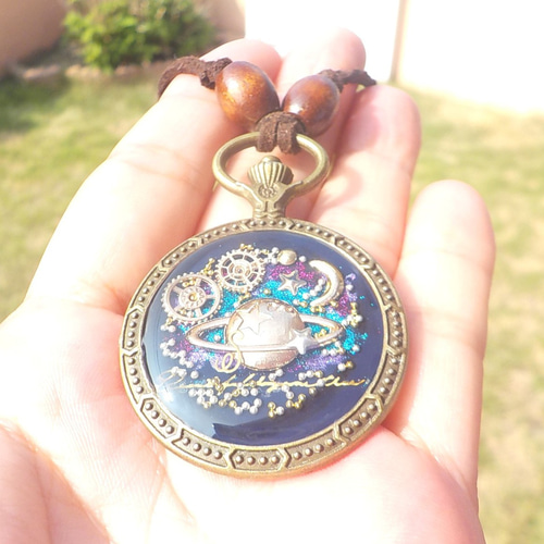 レジンアクセサリー レジンアクセサリー アンティーク風 懐中時計 宇宙空 土星と歯車