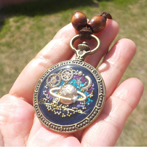 レジンアクセサリー アンティーク風 懐中時計 宇宙空 土星と歯車の