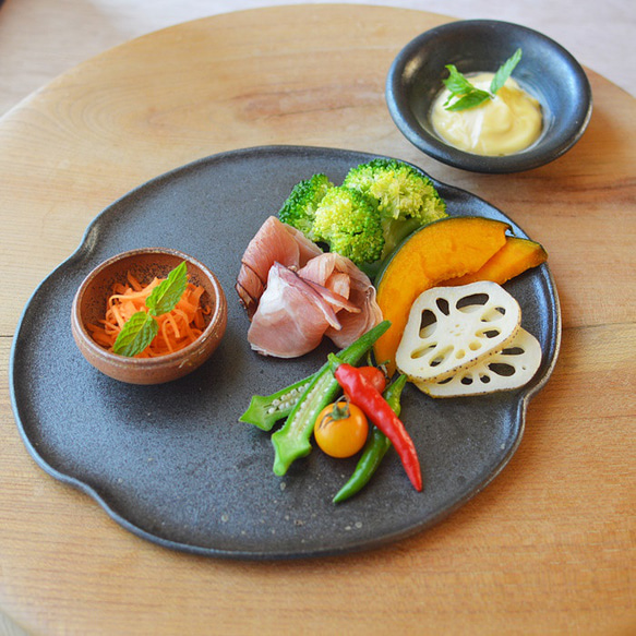 パン皿（大）／黒・焼き〆陶器（レンジ、オーブン、食洗機ＯＫ） 1枚目の画像