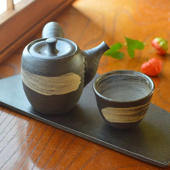 刷毛目湯呑／黒・焼き〆陶器（レンジ、オーブン、食洗機ＯＫ） 6枚目の画像