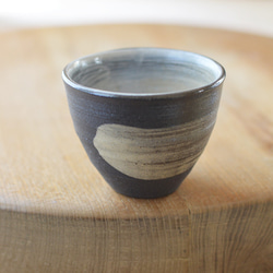 刷毛目湯呑／黒・焼き〆陶器（レンジ、オーブン、食洗機ＯＫ） 2枚目の画像