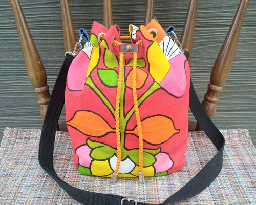 レトロフラワー柄 ヴィンテージ生地リメイク 巾着型ショルダーバッグ