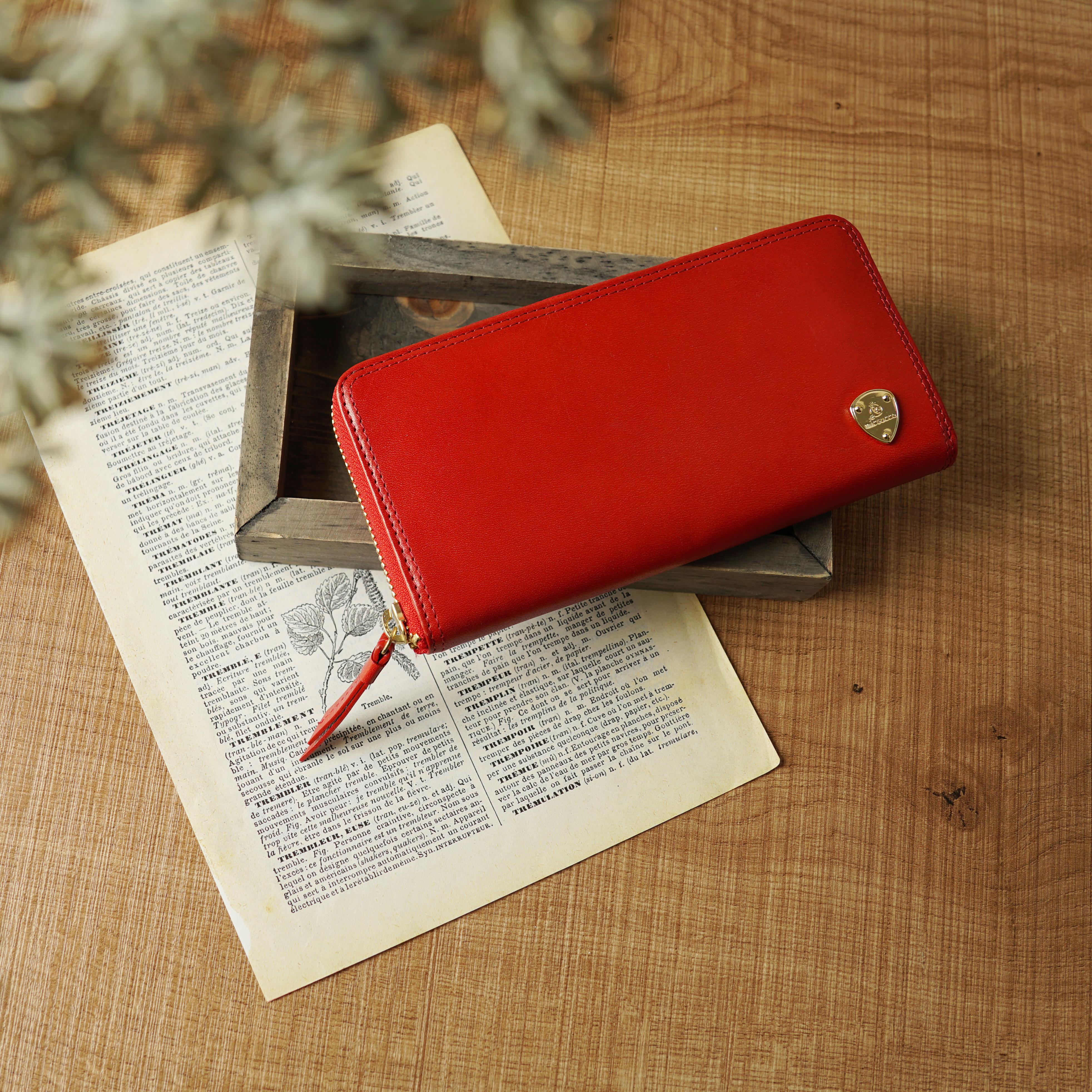 【3日以内発送】トラッド＆艶やか牛革　ラウンドファスナー長財布 レッド　エンブレム2　 MJ0998