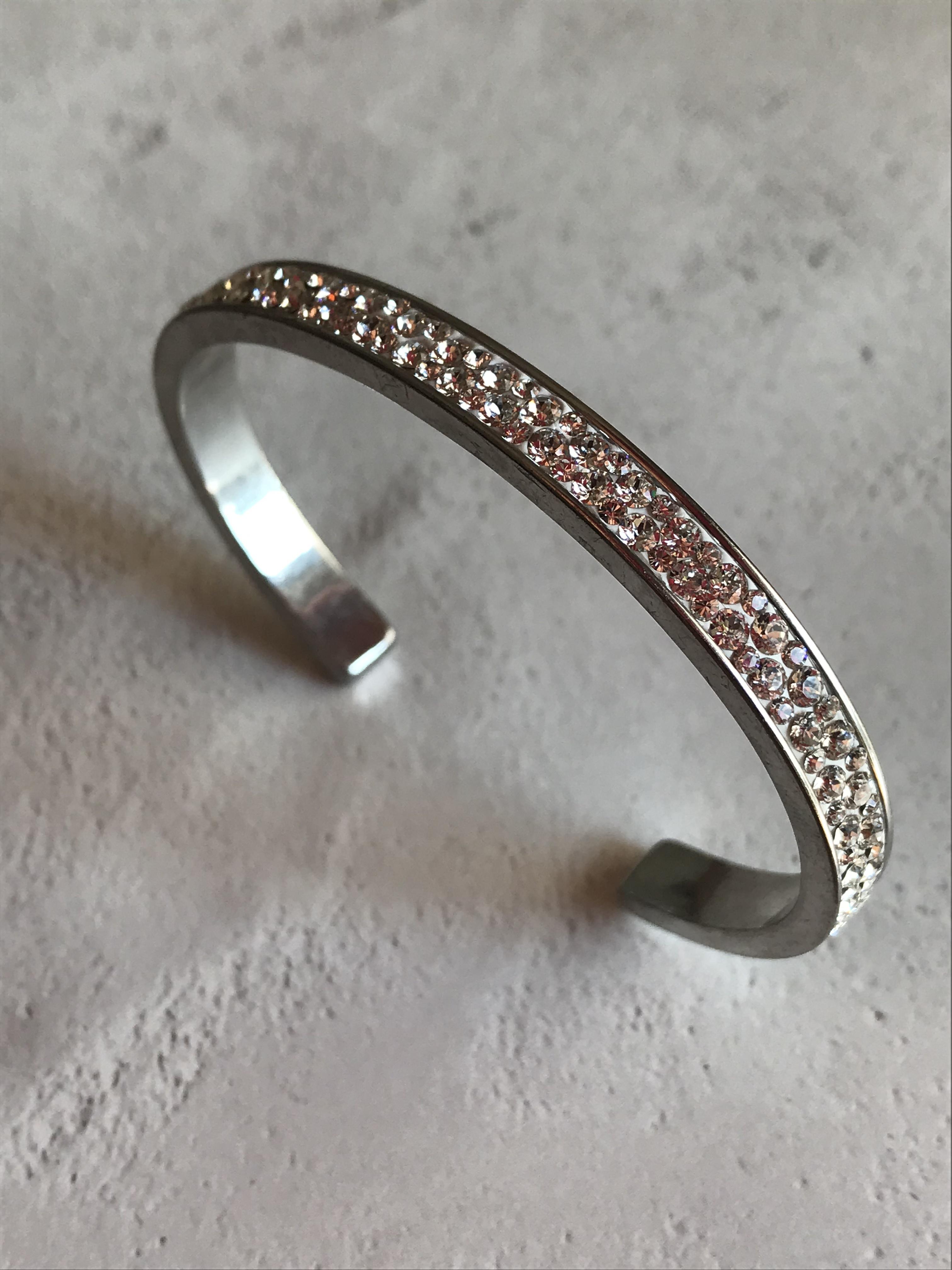 シンプルがかわいいスワロのバングル☆キラキラ感満載バングルbyグルーデコ(受注製作)