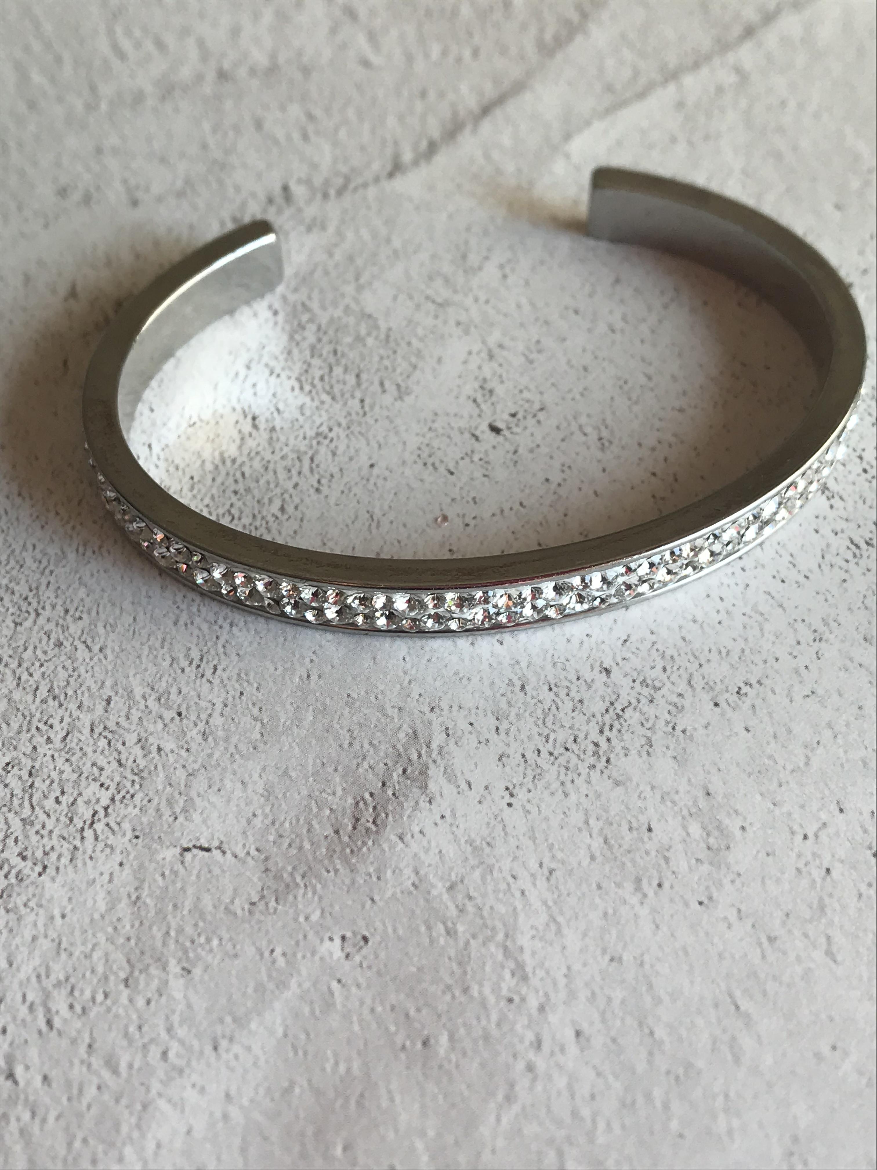 シンプルがかわいいスワロのバングル☆キラキラ感満載バングルbyグルーデコ(受注製作)