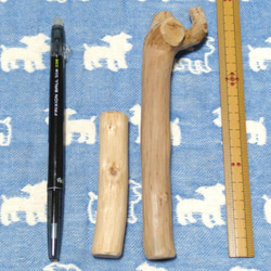 FN.けやき梨の木新品.犬用おもちゃ、超小型犬向け歯固めかじり木 2枚目の画像