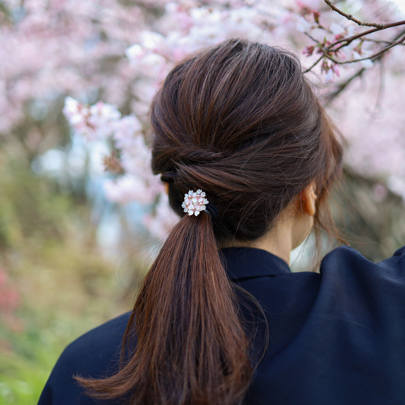 プレゼントにもさくら咲く上品なヘアゴム 5枚目の画像