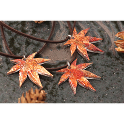 秋の彩り 紅葉ネックレス 2枚目の画像