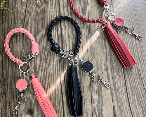 リールキーホルダー・本革四組レザーストラップ【イニシャル名入れ刻印