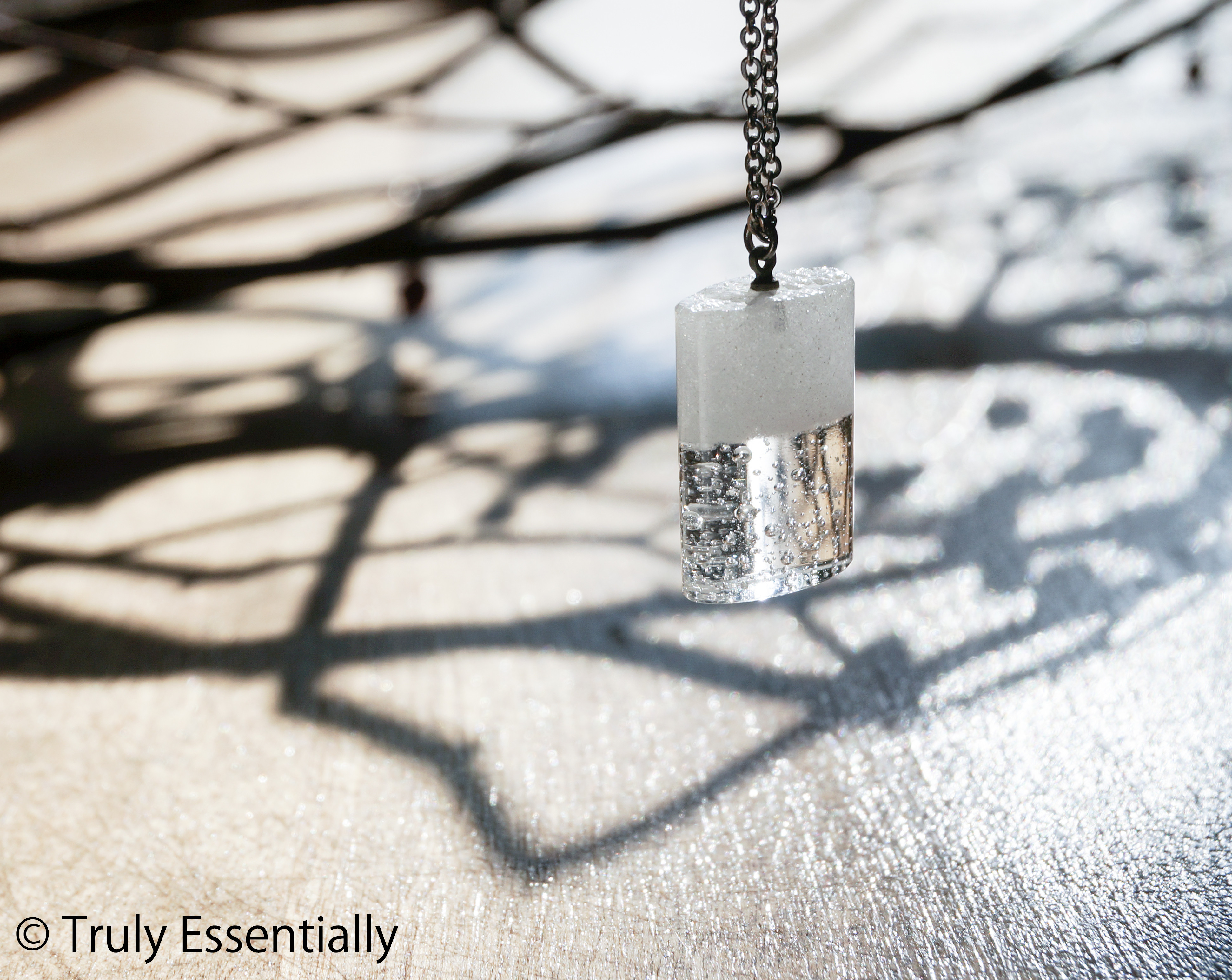 白色透明ガラスのネックレス - 「 白のかおり 」#1 ● 高さ20mm