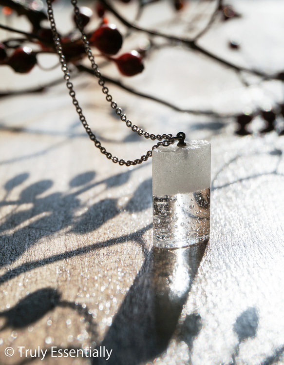 白色透明ガラスのネックレス - 「 白のかおり 」#1 ● 高さ20mm 5枚目の画像