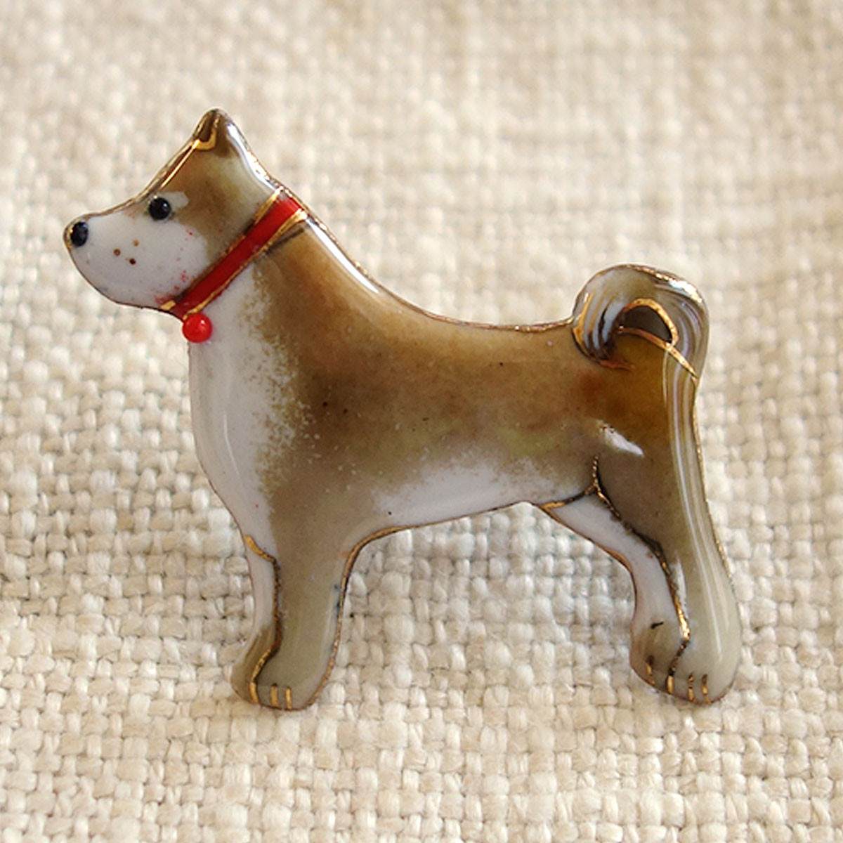 柴犬（2）の七宝焼ブローチ【受注制作】
