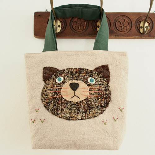 布刺繍の味わい猫ちゃんがかわいい手提げミニバッグ（ベージュ