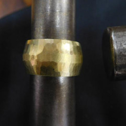 鍛造 結婚指輪 ゴールド 18金 k18 槌目 幅広い 平甲丸 リング 男性12mm 女性10mm 13枚目の画像