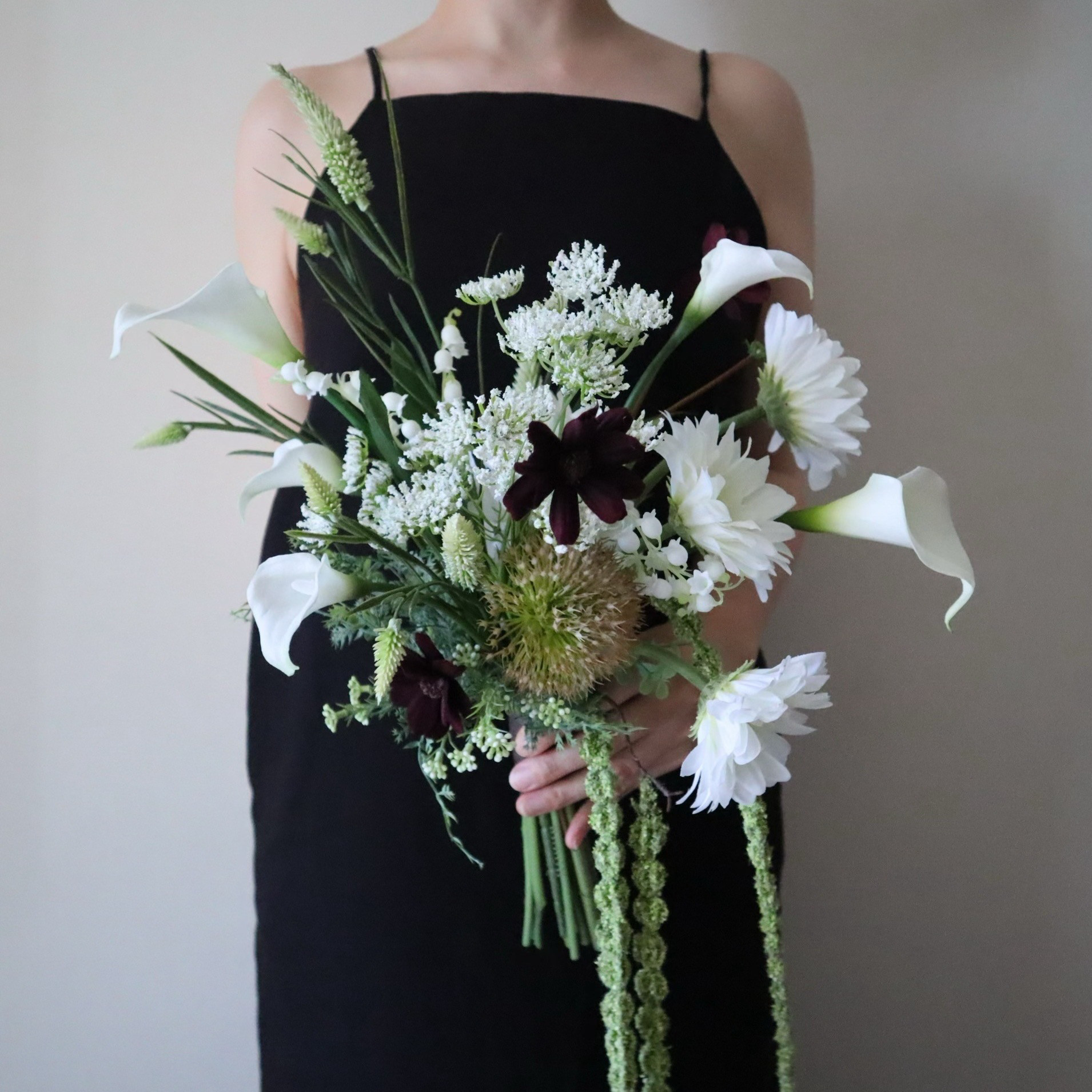 風そよぐチョコレートコスモスとリリィの大人クラッチブーケ ウェディングブーケ アーティフィシャルブーケ