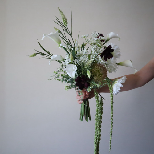 風そよぐチョコレートコスモスとリリィの大人クラッチブーケ