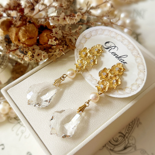 SWAROVSKI スワロフスキーパールとクリスタルの花形ピアス