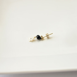 小さな 黒猫 花 スタッド  ピアス / 小粒 普段使い 高品質 プレゼント ネコ ノンホール イヤリング 春 3枚目の画像
