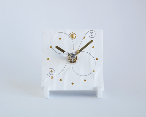 ホワイト アナログ置時計 Mid-Century MODERN Amazon.co.jp: 不二貿易 置き時計 幅14.6×奥行6.6×高さ14.1cm