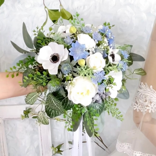 アネモネとローズ、ブルーのアストランチアのナチュラル・クラッチ