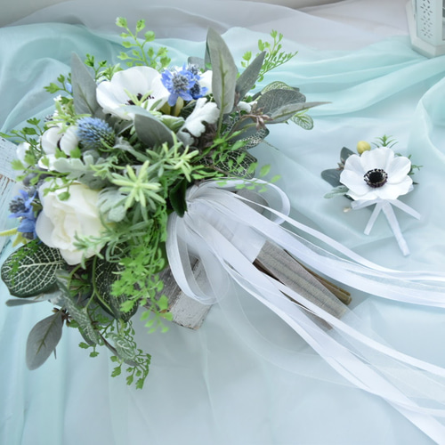 アネモネとローズ、ブルーのアストランチアのナチュラル・クラッチ