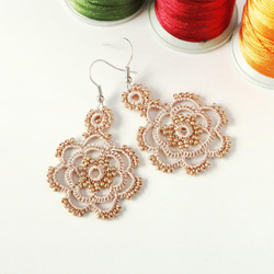 珠和蕾絲耳環“玫瑰”米色和金色 第2張的照片