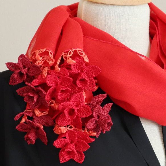 【數量有限】3D蕾絲花朵棉質披肩「水仙花」猩紅色 第2張的照片