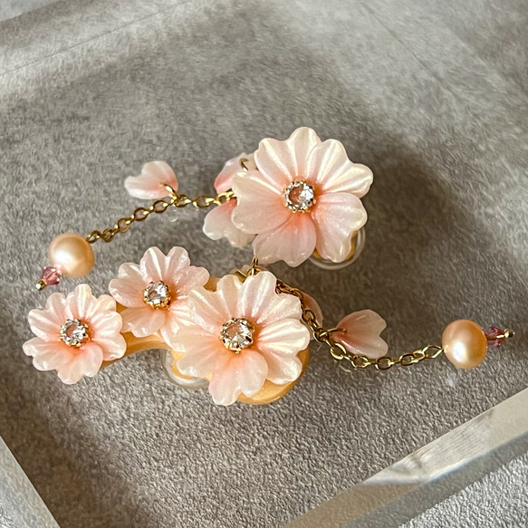 櫻花蓬鬆夾式耳環（不對稱設計） 第3張的照片