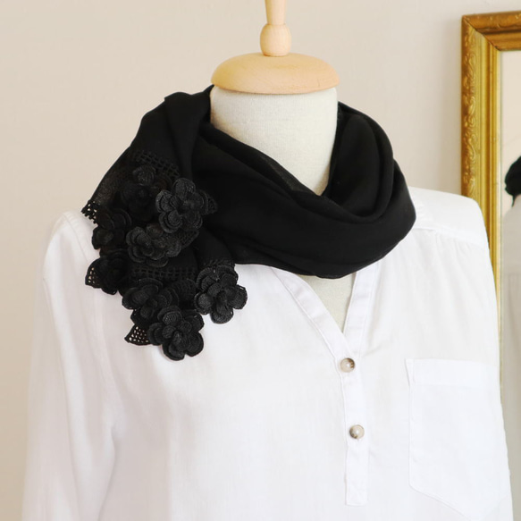【數量有限】三維蕾絲花棉披肩“Marguerite”黑色 第1張的照片