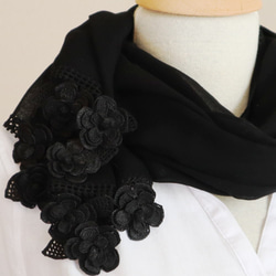 【數量有限】三維蕾絲花棉披肩“Marguerite”黑色 第2張的照片