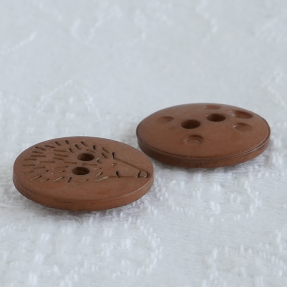 (3個) 15mm ハリネズミのボタン こげ茶色 フランス製 ＊ 子ども服 入園 3枚目の画像