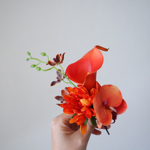 花嫁様の肌を美しく魅せる人気花材のオレンジクラッチブーケ