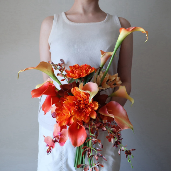 ＊造花＊オレンジアンスリューム×ワインレッドクラッチブーケ 花嫁様の肌を美しく魅せる人気花材のオレンジクラッチブーケ