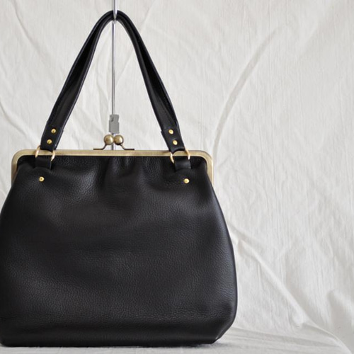 もちもちした手触りの良い本革＊27㎝の口金肩掛けがま口バック（黒