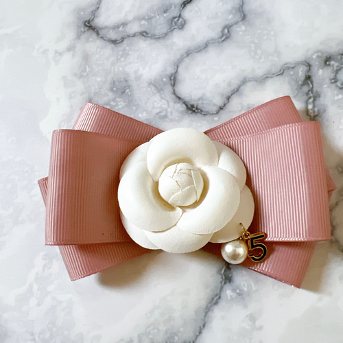 ホワイト カメリア リボン バレッタ 5番＆パールチャーム付き リボンの