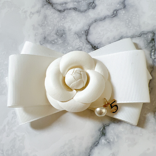 ホワイト カメリア リボン バレッタ 5番＆パールチャーム付き リボンの