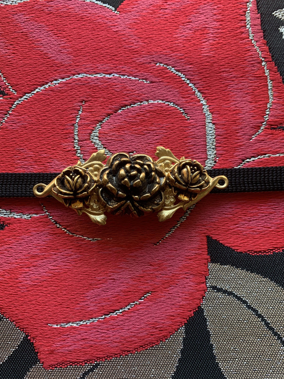 ビンテージ素材のレトロシックなバラの帯留め「薔薇屋敷」 6枚目の画像