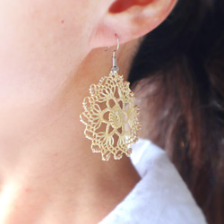 OYA Needlelace earrings [CRYSTAL] Baby Blue 第4張的照片