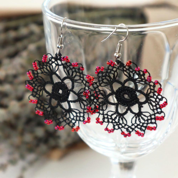 OYA Needlelace earrings [CRYSTAL] Black & Red 第1張的照片